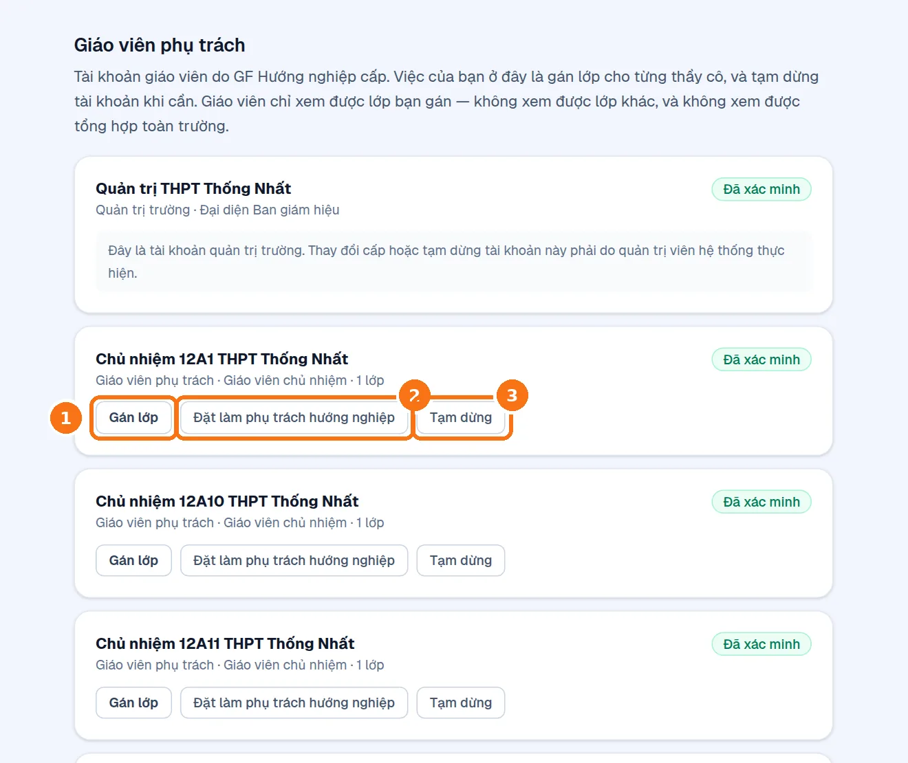 Trang Nhân sự: thẻ giáo viên với ba nút Gán lớp, Đặt làm phụ trách hướng nghiệp, Tạm dừng được khoanh